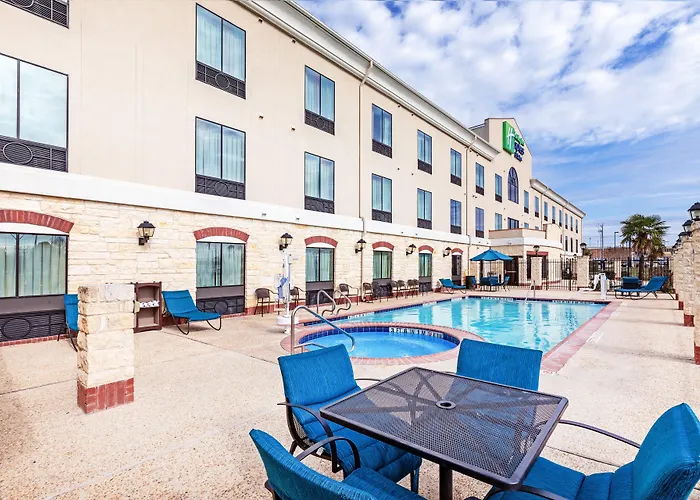 Holiday Inn Express Hotel & Suites Floresville