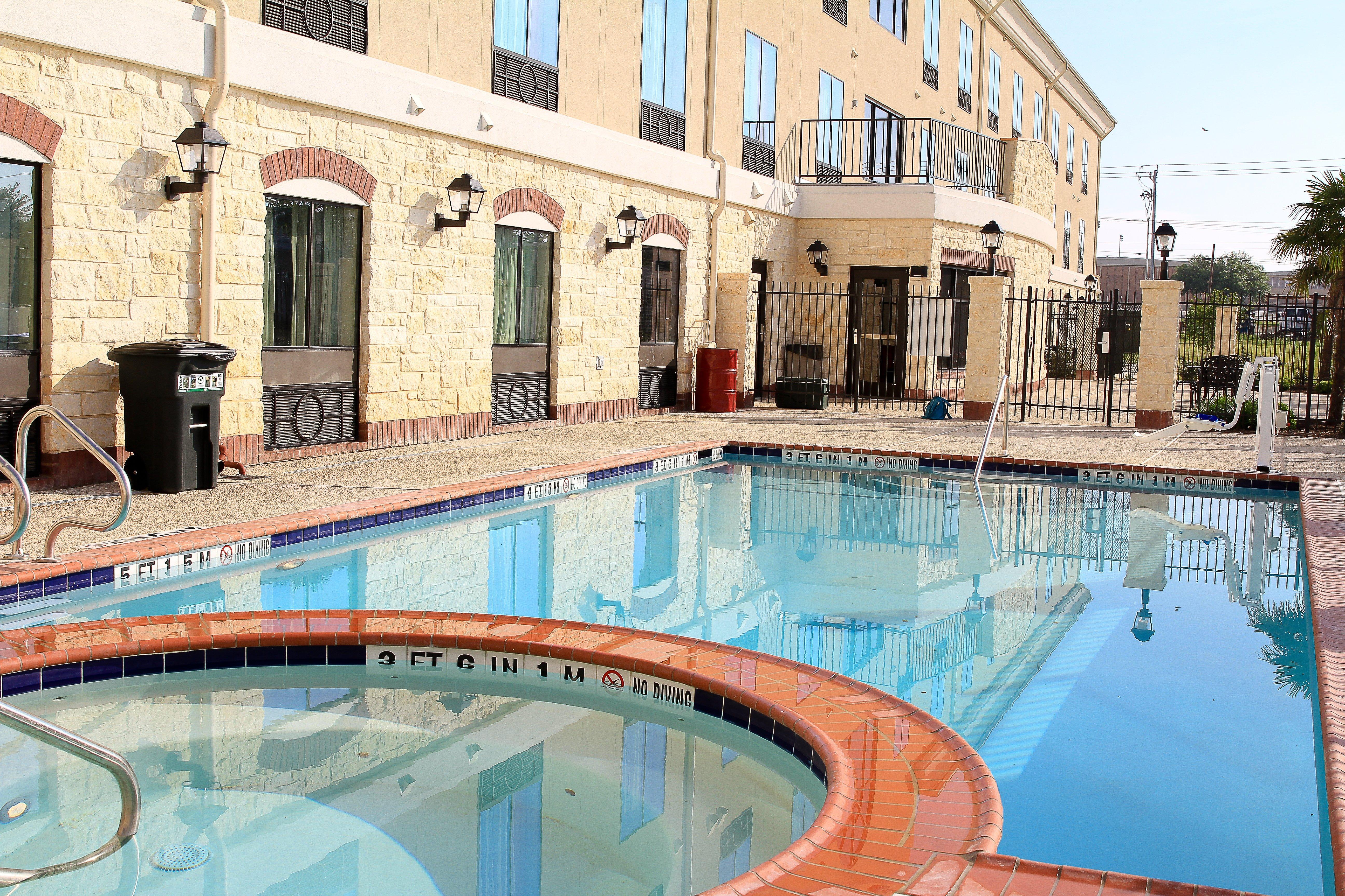 Hotel Express & By Ihg Floresville